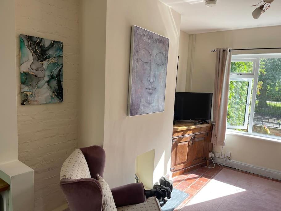 Lovely 2 Bedroom House Overlooking Park, Free Parking 贝尔法斯特 外观 照片