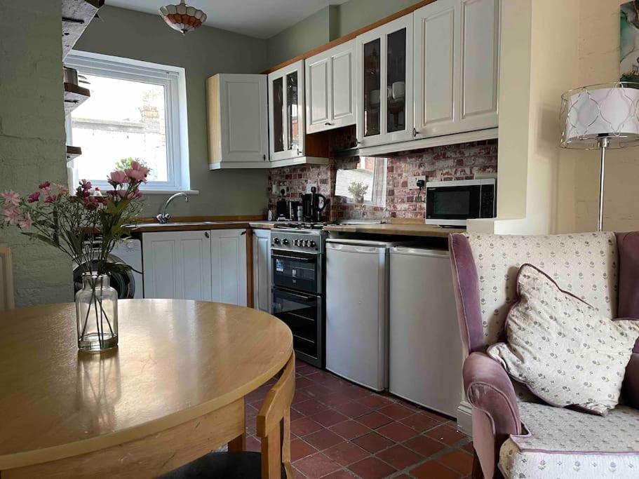 Lovely 2 Bedroom House Overlooking Park, Free Parking 贝尔法斯特 外观 照片
