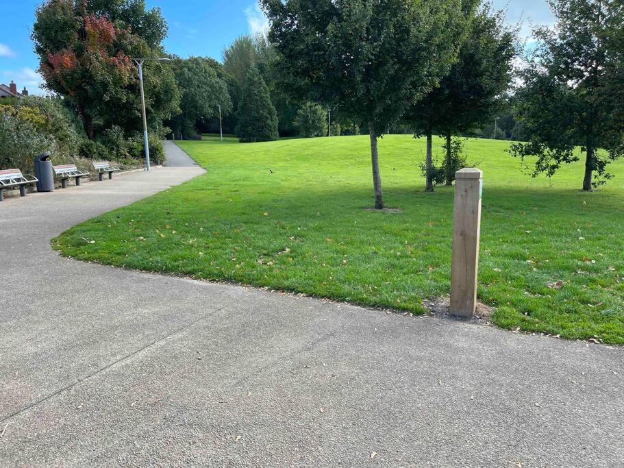 Lovely 2 Bedroom House Overlooking Park, Free Parking 贝尔法斯特 外观 照片