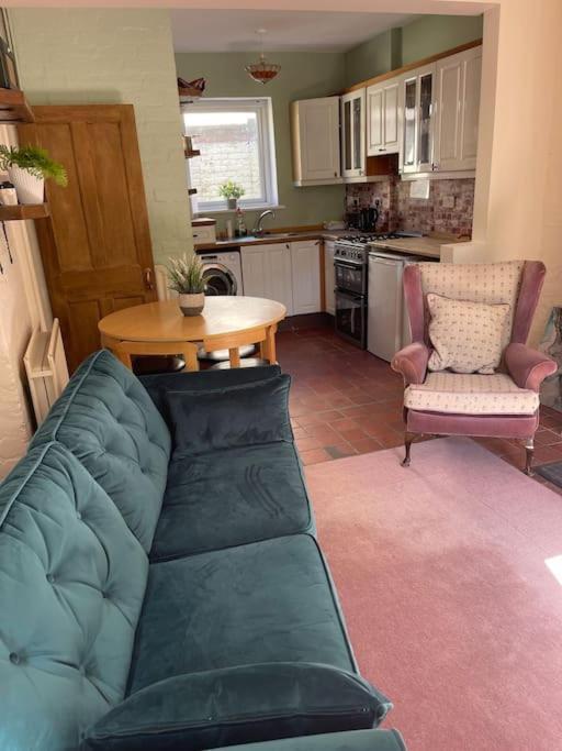 Lovely 2 Bedroom House Overlooking Park, Free Parking 贝尔法斯特 外观 照片